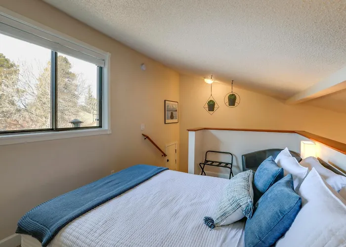 Cozy In Country Club Community!