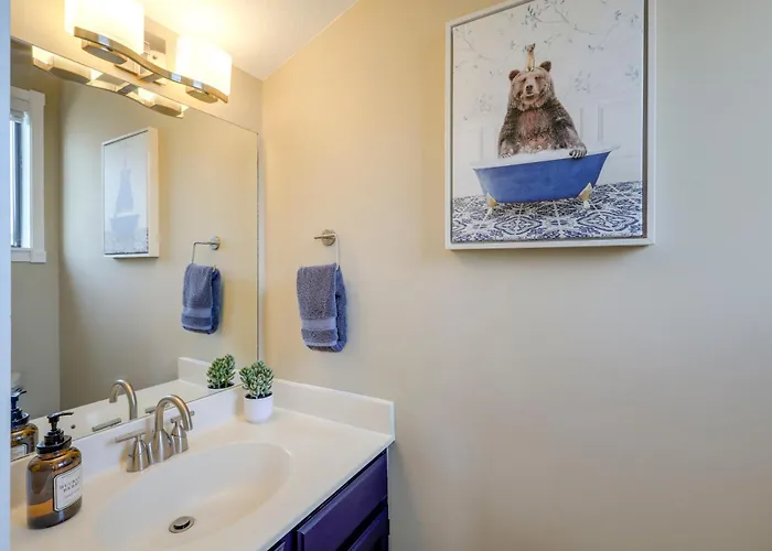Cozy In Country Club Community! *
