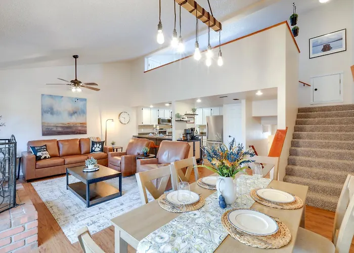 Cozy In Country Club Community!
