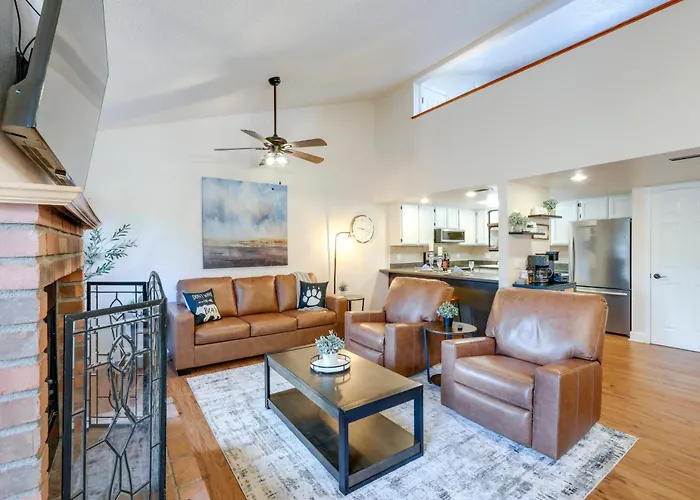 Cozy In Country Club Community!